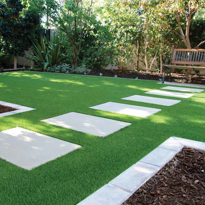 Rumput buatan dengan ketebalan tinggi di halaman belakang